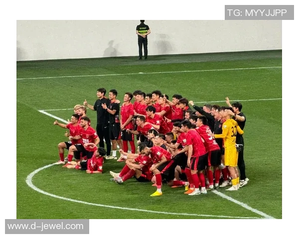 当足球球星喝水翻车全场爆笑连裁判都忍不住笑出声